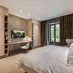 Les De L'ile Barbe Hotel